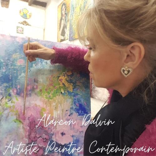 Artiste peintre contemporain Alarcon Dalvin réalisant une peinture sur toile dans son atelier