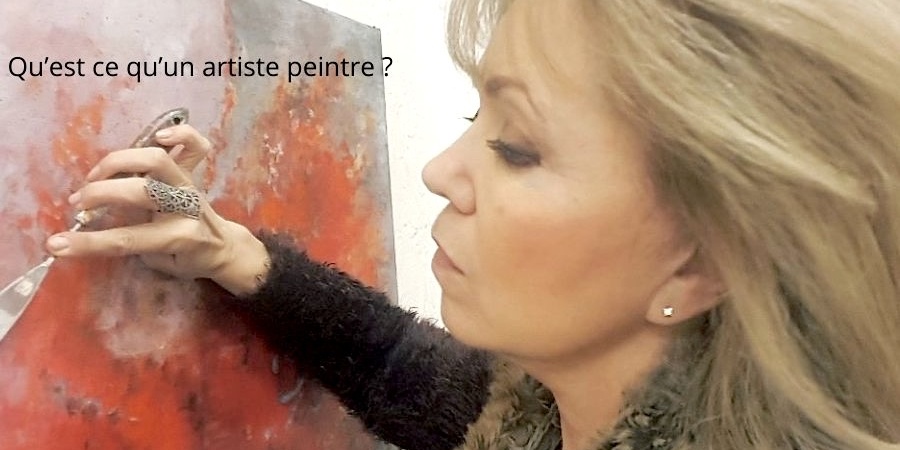 Artiste peintre contemporain Alarcon Dalvin entrain de peindre au couteau une peinture sur toile