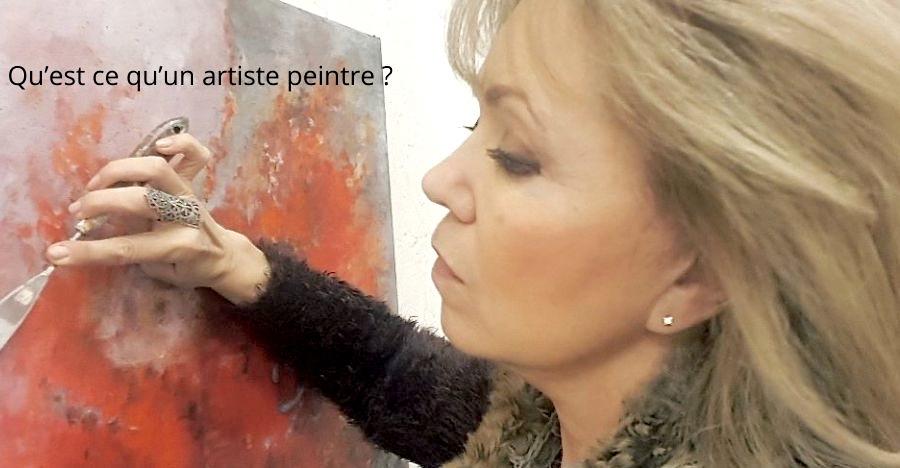 Artiste peintre contemporain Alarcon Dalvin entrain de peindre au couteau une peinture sur toile
