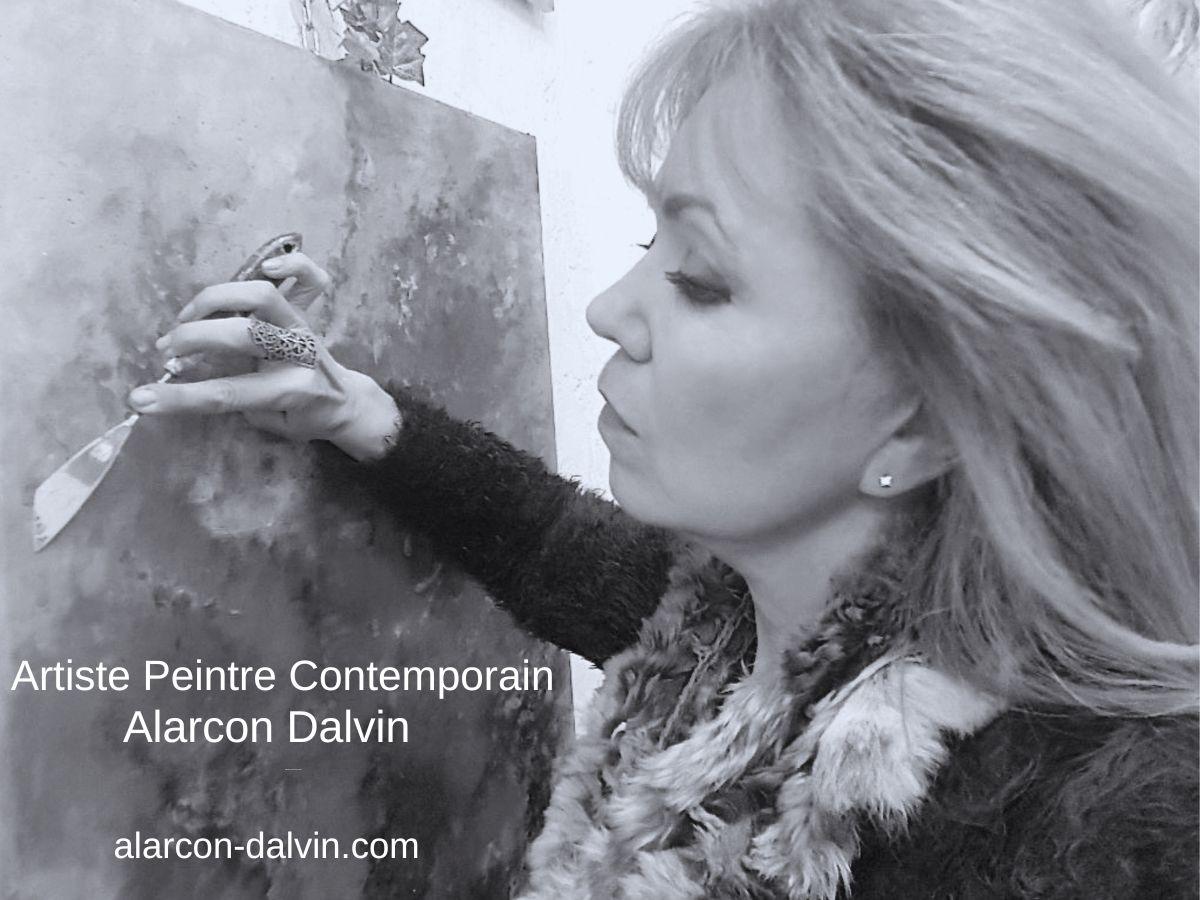 Artiste peintre contemporain Alarcon Dalvin entrain de peindre dans son atelier