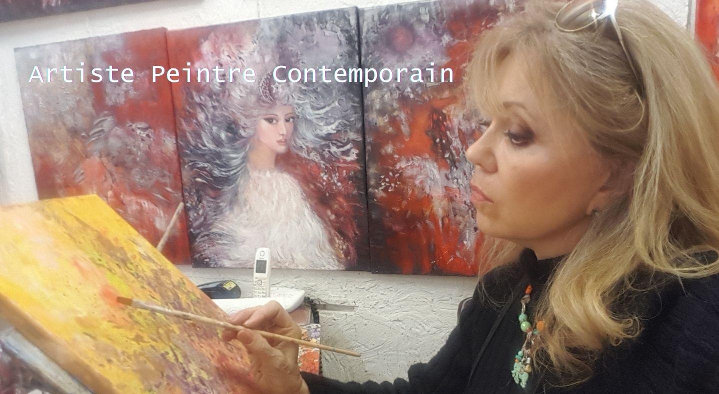 Artiste peintre contemporain de style abstrait et figuratif dans son atelier entrain de peindre