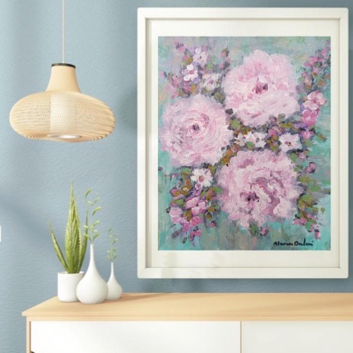 Tableau bleu fleurs roses et blanches moderne décoration intérieure peinture abstraite sur toile peint main au pinceau et au couteau tableau vertical