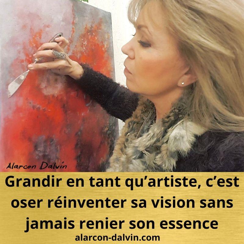 Photo d’Alarcon Dalvin, artiste peintre, illustrant la citation : 'Grandir en tant qu’artiste, c’est oser réinventer sa vision sans jamais renier son essence