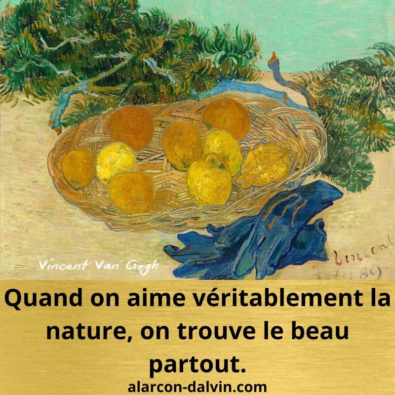 llustration de la citation de Vincent Van Gogh : 'Quand on aime véritablement la nature, on trouve le beau partout', accompagnée de l'œuvre Nature morte d'oranges et de citrons avec des gants bleus 