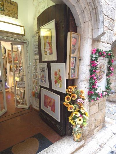 Atelier extérieur de l’artiste peintre Alarcon Dalvin à Saint-Paul-de-Vence – lumière du Sud qui inspire ses peintures abstraites modernes colorées