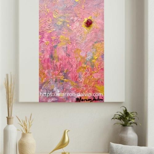 Tableau abstrait rose intégré dans une décoration bohème avec plantes et objets en bois clair