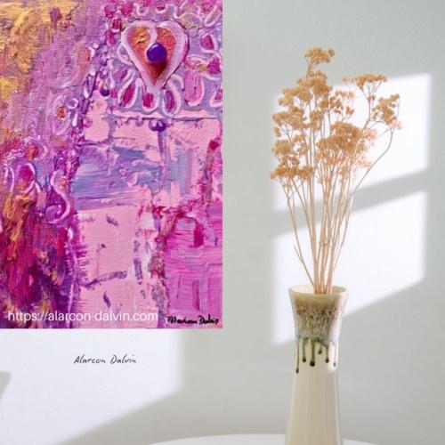 Petit tableau abstrait moderne rose, avec cœur fuchsia et touches dorées, peint à l'acrylique sur toile au format 12,5 x 17,5 cm