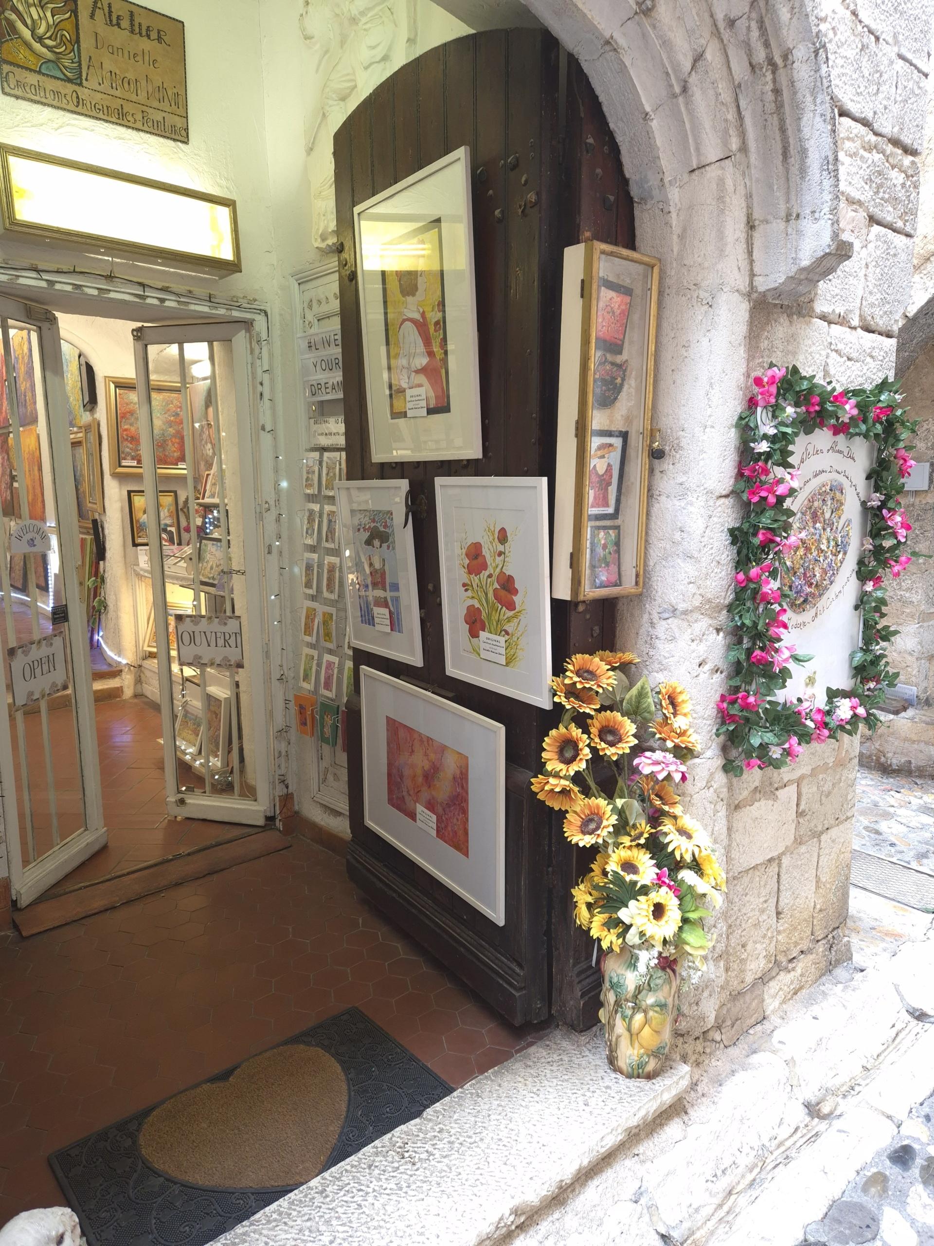 Atelier artiste peintre Alarcon Dalvin dans le célèbre village de Saint Paul de Vence situé a quelques pas de la Colombe d'or Atelier ouvert depuis le premier janvier 1998