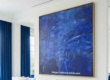 Tableau bleu Klein abstrait sur mesure réalisé par l’artiste peintre Dalvin Alarcon une oeuvre d'art bleue contemporaine sur commande