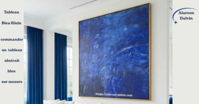 Tableau bleu Klein abstrait sur mesure réalisé par l’artiste peintre Dalvin Alarcon une oeuvre d'art bleue contemporaine sur commande