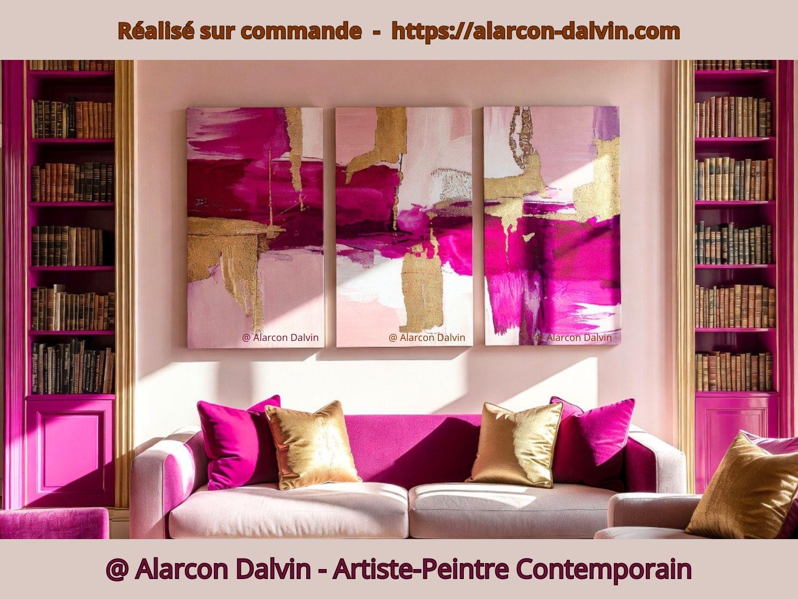 Tableau triptyque abstrait rose et doré installé dans un salon moderne, œuvre contemporaine peinte à la main apportant élégance et luminosité à la décoration murale. artiste peintre Alarcon Dalvin