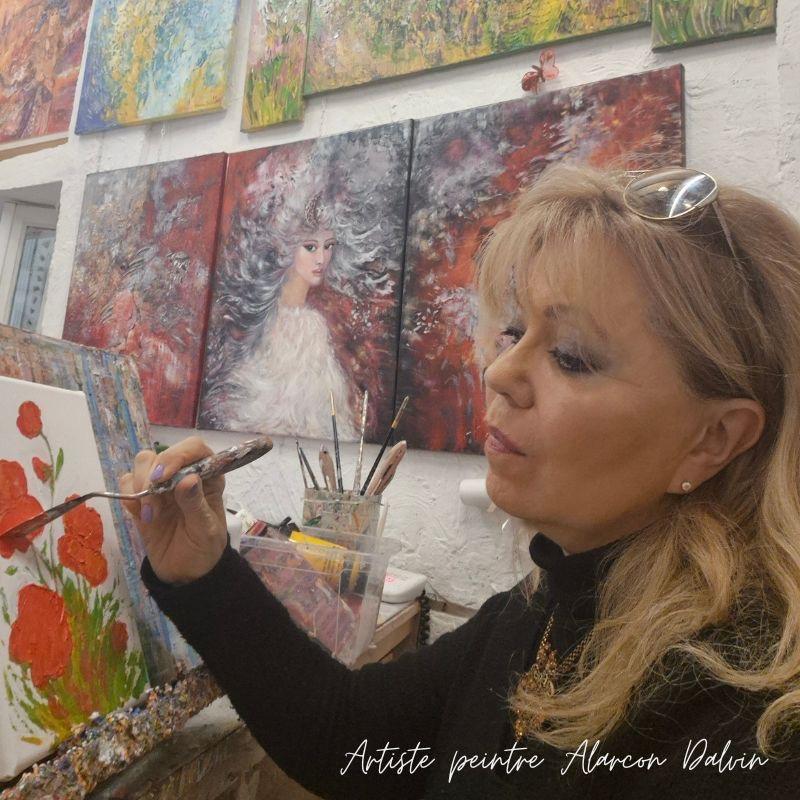 Alarcon Dalvin artiste peintre contemporaine en train de peindre des coquelicots dans son atelier à Saint-Paul-de-Vence