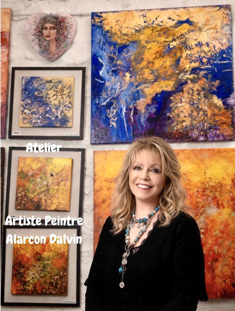 Artiste peintre abstrait Alarcon Dalvin dans son atelier entourée de peintures abstraites modernes colorées chaque peinture moderne abstraite est peinte à la main à l'acrylique