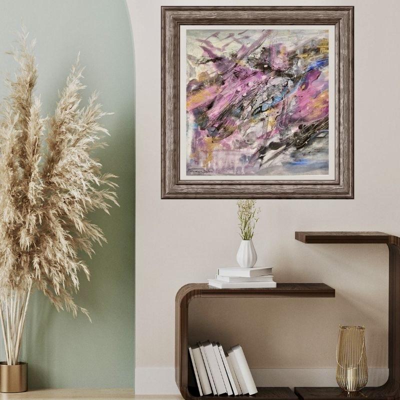 Aquarelle abstraite grise jaune bleue noir “Chemin vers la Plénitude” par l'artiste peintre Alarcon Dalvin, placée au-dessus d’une étagère décorée