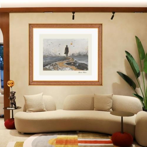 Œuvre Horizon Intérieur sur papier, dessin à l’encre et peinture acrylique, silhouette contemplant l’horizon au bout d’un chemin, teintes bleu, gris, beige et or. artiste Peintre Alarcon Dalvin oeuvre appartenant à l'univers le royaume de crilambre oeuvre poétique et métaphysique