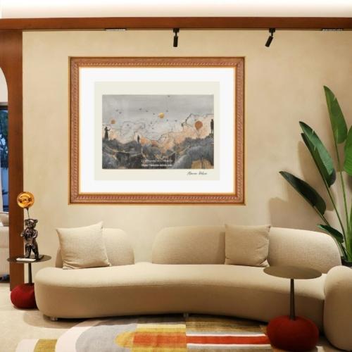 Les Traversants, œuvre douce sur papier par Alarcon Dalvin, silhouettes tournées vers l'horizon, œuvre spirituelle et sereine, présentée dans un salon moderne beige