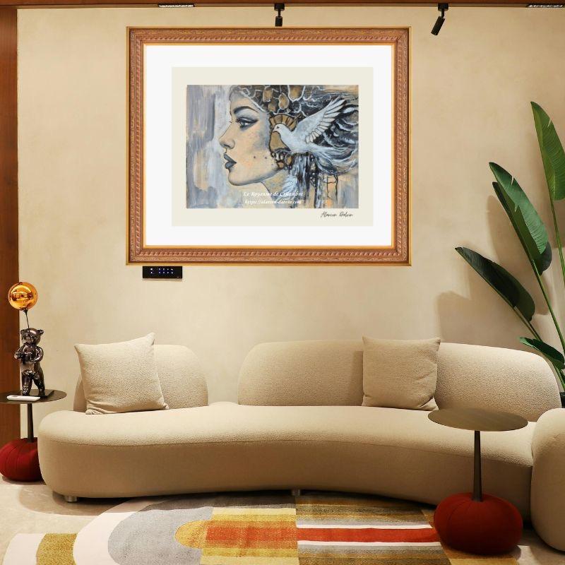 Portrait féminin sur papier avec colombe, peint à la main à l'encre et à l'acrylique, aux teintes douces et harmonieuses, œuvre artistique contemporaine.