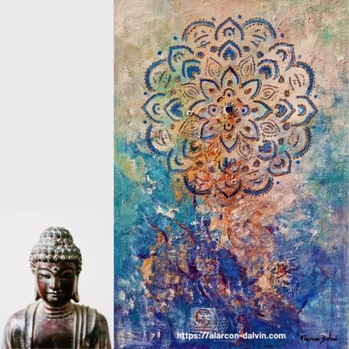 Tableau mandala bleu peinture abstraite accroché seul sur un mur blanc