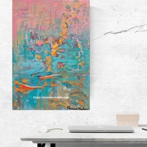 Tableau abstrait moderne suspendu au-dessus d’une petite table décorative