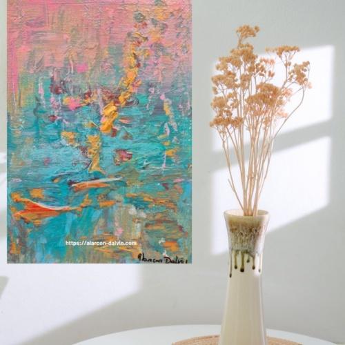 Tableau moderne abstrait mis en scène avec un bouquet de fleurs pour une décoration vivante