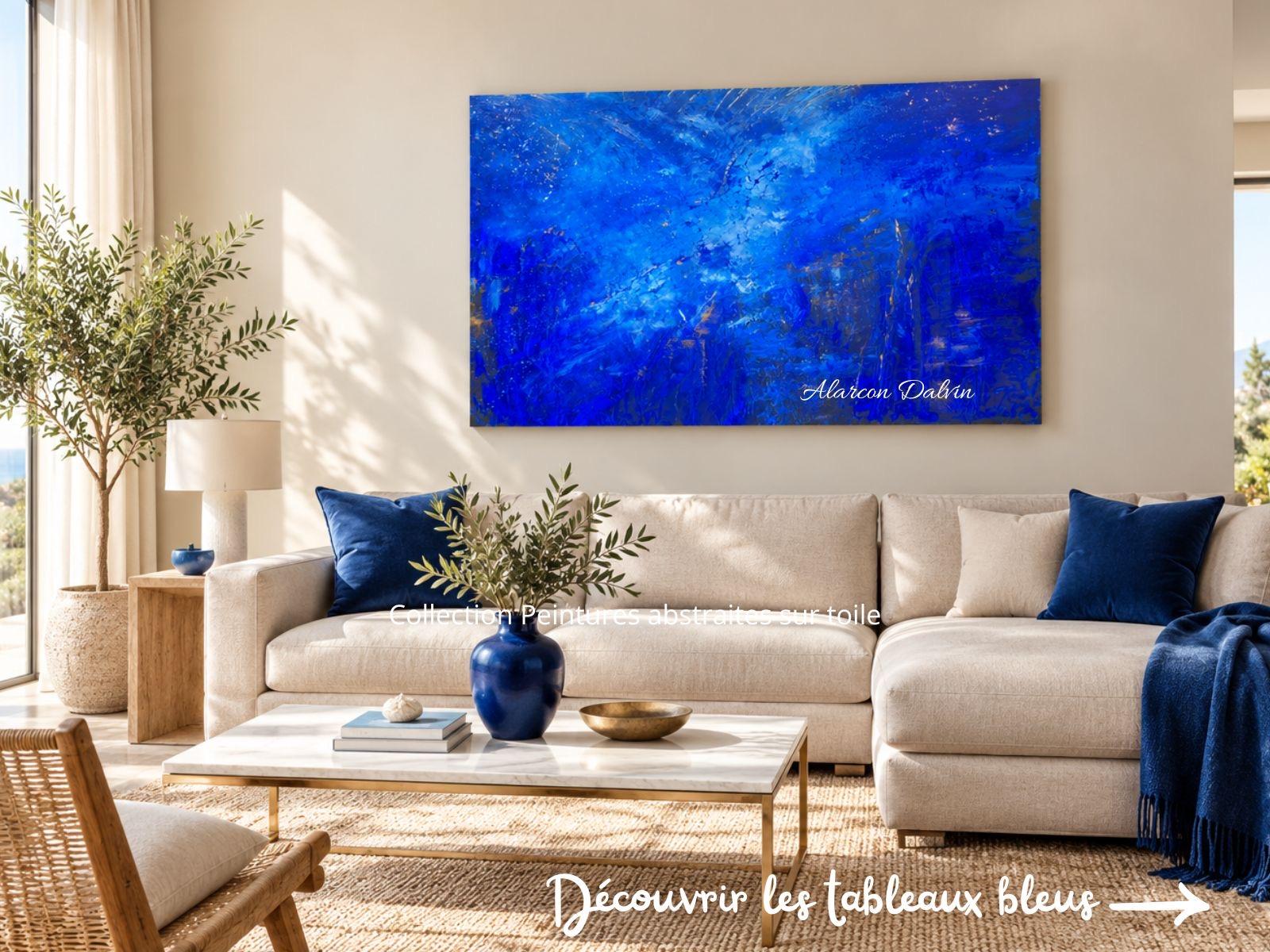 Tableau abstrait bleu aux textures et nuances lumineuses exposé au-dessus d’un canapé dans un salon contemporain.