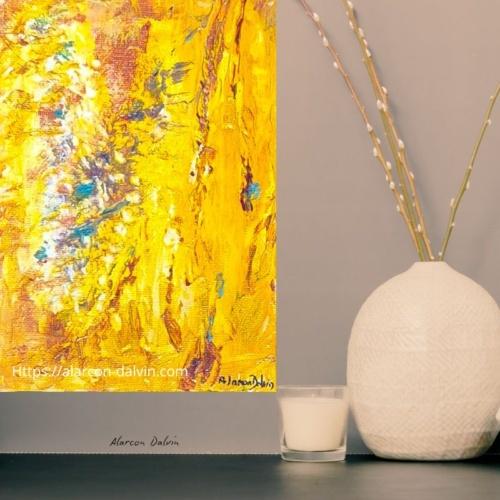 Peinture abstraite jaune et or dans un espace détente cosy