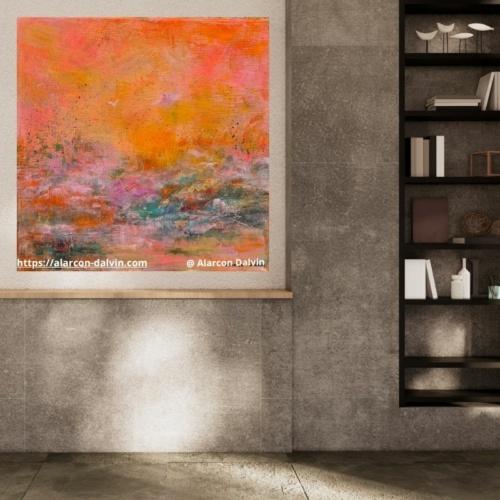 Tableau abstrait moderne orange et rose présenté dans une décoration intérieure salon bohème chic