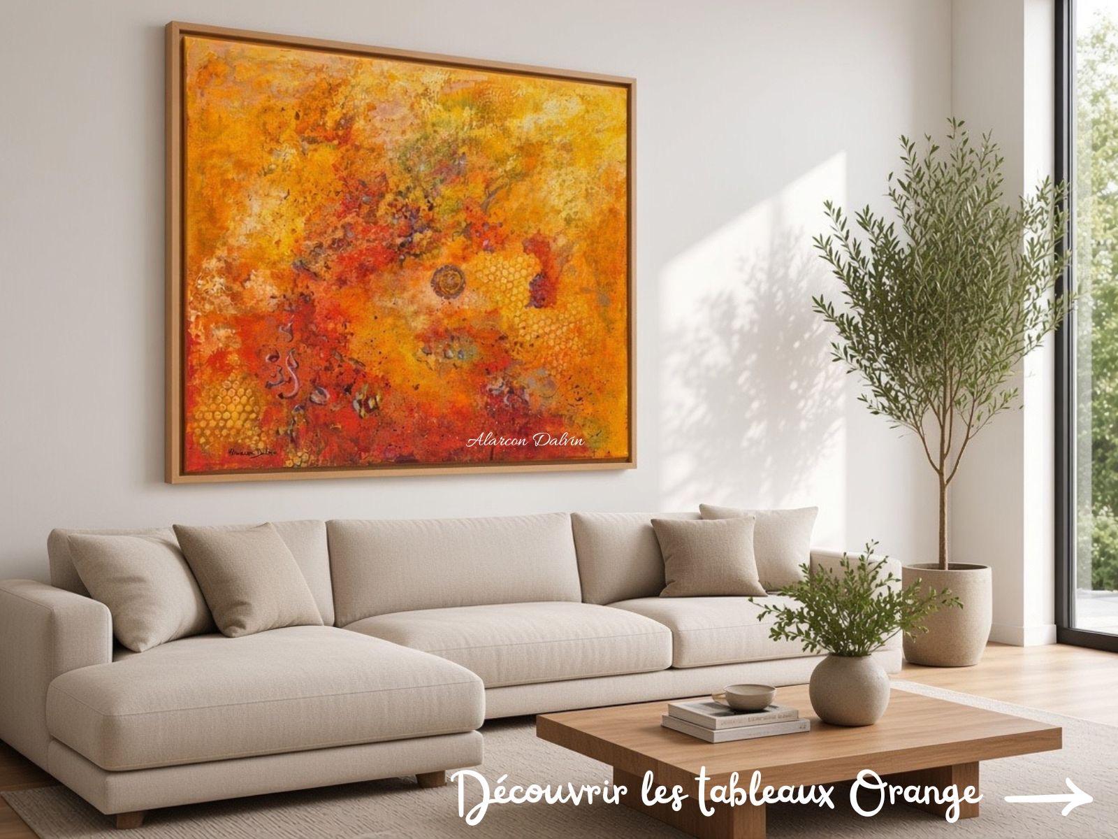 Tableau abstrait orange aux textures généreuses et nuances lumineuses exposé au-dessus d’un canapé dans un salon moderne