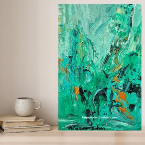 Tableau abstrait vert et or près d’une tasse et d’un livre, ambiance cosy