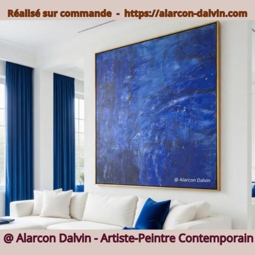 Tableau mural bleu Klein sur commande dans salon moderne blanc décoration contemporaine peint main artiste peintre Alarcon Dalvin modele présente pour inspiration commande tableau sur mesure