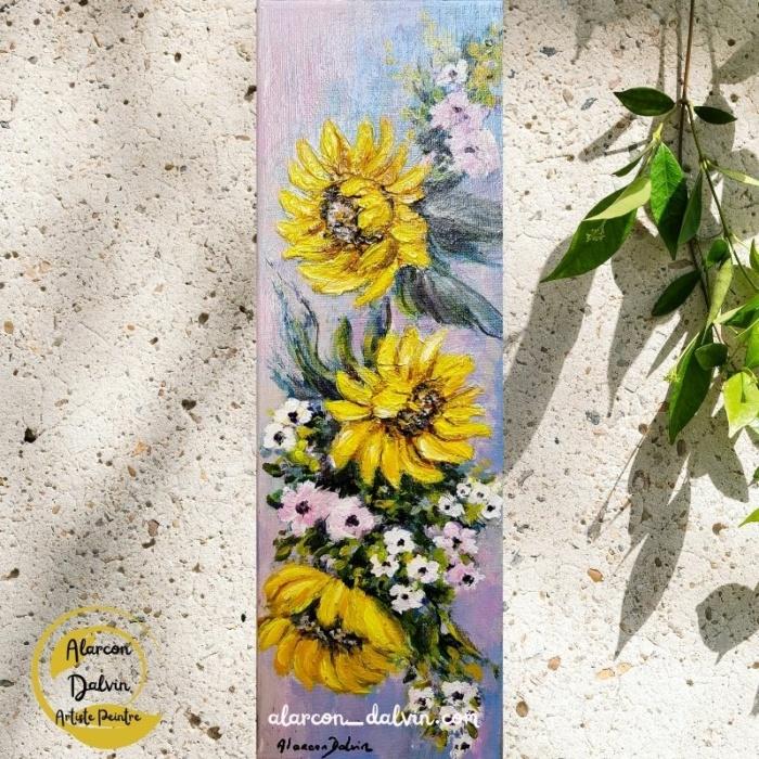 Gros plan sur les tournesols jaunes peints à l’acrylique, révélant les détails de texture et de couleurs sur le fond bleu turquoise.