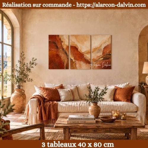 Terre d’Or, triptyque abstrait terracotta et beige de 120 × 80 cm dans un salon provençal – Alarcon Dalvin
