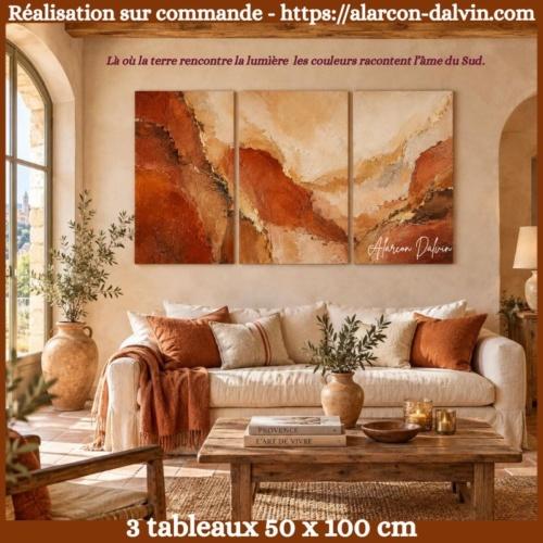 Triptyque abstrait terracotta, beige et ocre Terre d’Or dans un salon provençal – Alarcon Dalvin